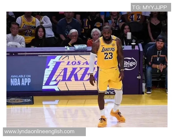 詹姆斯第四节表现惊艳恩比德全场状态低迷数据对比引发热议 詹姆斯第四节表现惊艳恩比德全场状态低迷数据对比引发热议