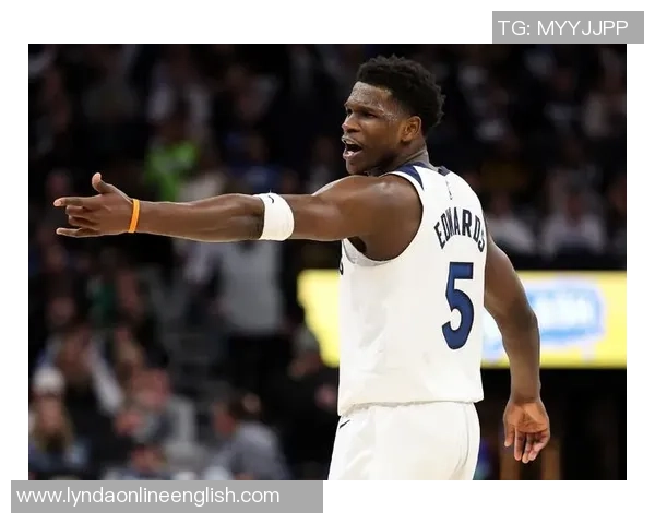 爱德华兹第三节狂轰21分全场最高35分助球队取得胜利表现惊艳