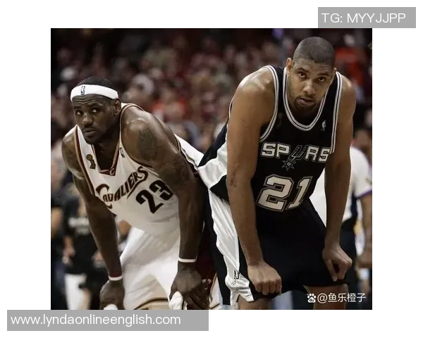 詹姆斯重温青春岁月与高中队友合影穿橄榄球队服引发回忆 詹姆斯重温青春岁月与高中队友合影穿橄榄球队服引发回忆